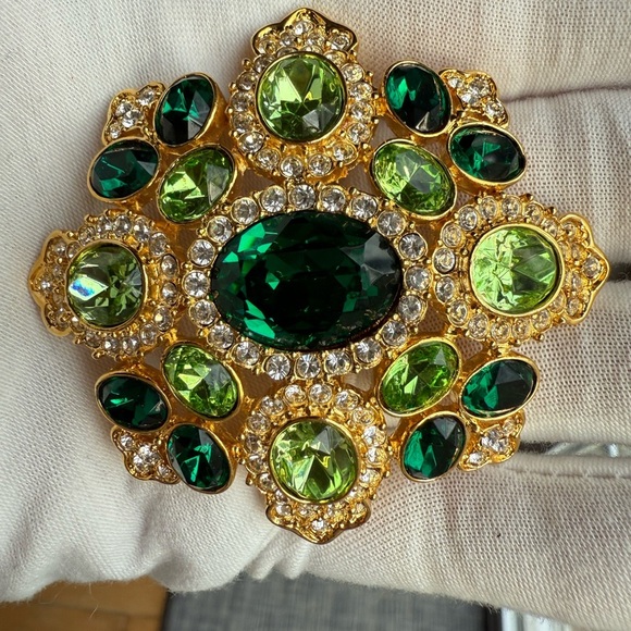 Kenneth Jay Lane Vintage Green and Gold Brooch - Picture 3 of 7